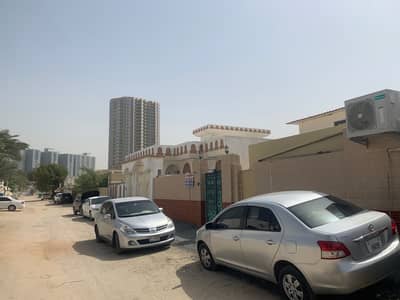 7 Bedroom Villa for Sale in Al Sabkha, Sharjah - For sale, an Arab house, painted in Sharjah