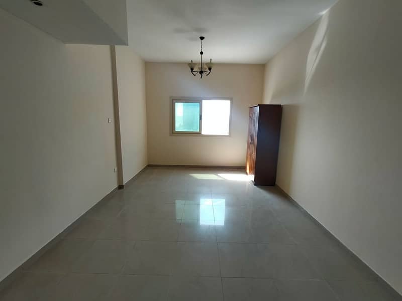 Huge Studio for family close to Jubail Bus station in Al Soor area only 14k call M. Hanif