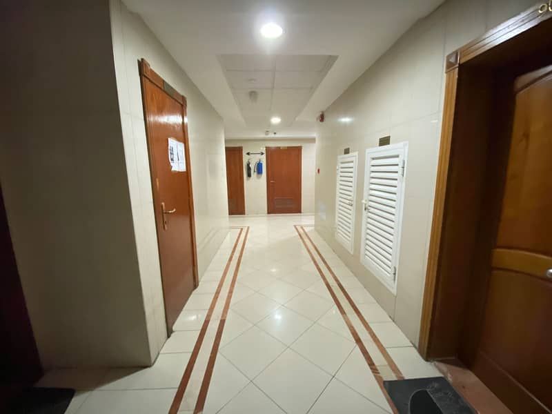 Spacious NICE 1BHK CENTRALISED AC AND GAS WITH WARDROBE FAMILY BUILDING JUST 18K AL MAHATAHA