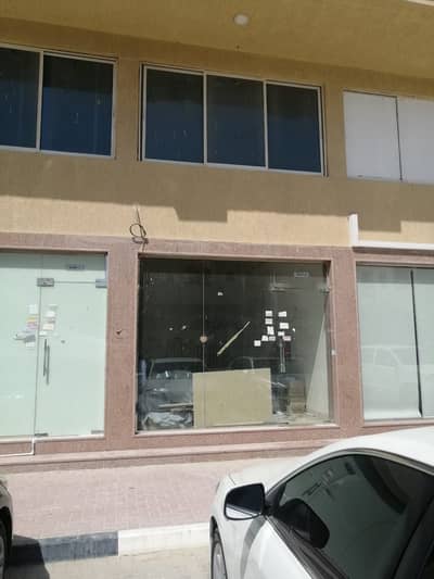 محل تجاري  للايجار في المويهات، عجمان - محلات كبيرة الحجم للإيجار في شارع الشيخ عمار في منطقة المويهات 1 عجمان.