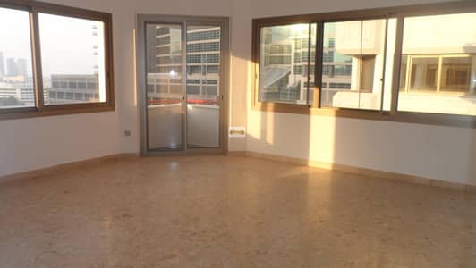 فلیٹ 2 غرفة نوم للايجار في الزاهية، أبوظبي - شقة في الزاهية 2 غرف 60000 درهم - 6381925