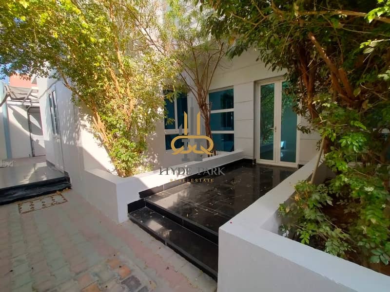 Luxury Family 4 Master BR Villa / Modern Touch / Yard / Prime Location / Ready to Move in
