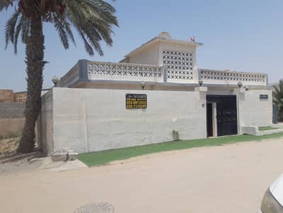 4 Bedroom Villa for Sale in Al Sabkha, Sharjah - For sale house in al sabkha