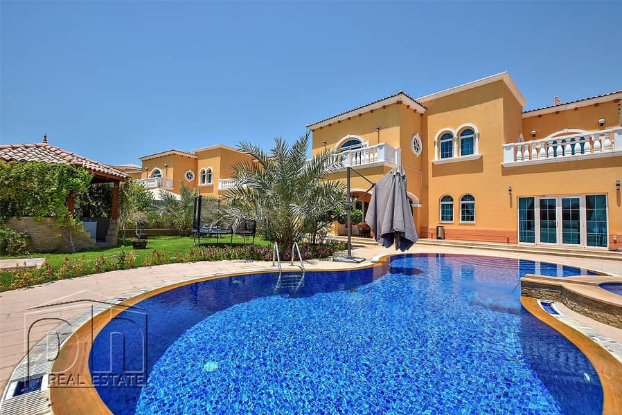 Stunning 5 Bedroom Legacy - Private Pool