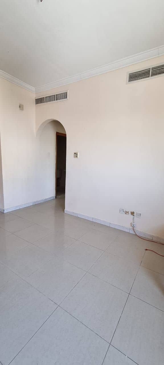 ONE MONTH FREE 1 BHK WITH BALCONY 2 WASHROOM CENTRAL AC FAMILY BUILDING NEAR TO PARK PRICE ONLY 18K