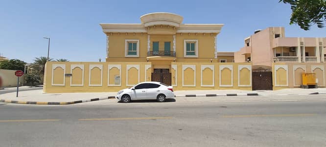 6 Bedroom Villa for Sale in Al Darari, Sharjah - Villa for sale in Sharjah, Al Darari area, a very special location, the fir