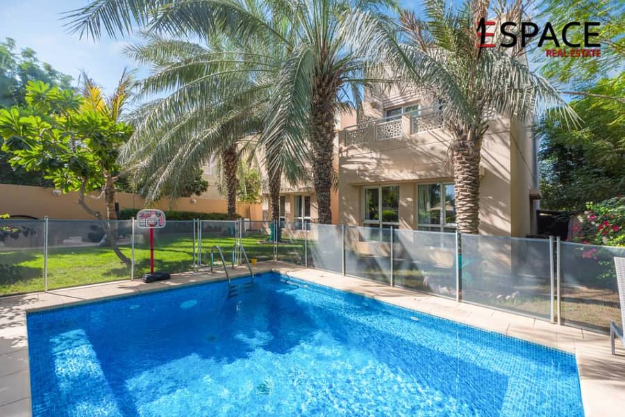 Stunning 4 Bed - Prime Location with Pool
