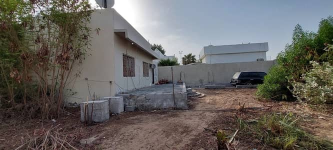 3 Bedroom Villa for Sale in Samnan, Sharjah - For sale an Arab house in Sharjah, Samnan, consisting of 3 rooms, 2 bathrooms, a kitchen and a maid's room, the land area is 8000 thousand feet