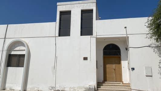 3 Bedroom Villa for Rent in Al Sabkha, Sharjah - Three-bedroom villa with split corner air conditioners in Sabkha
