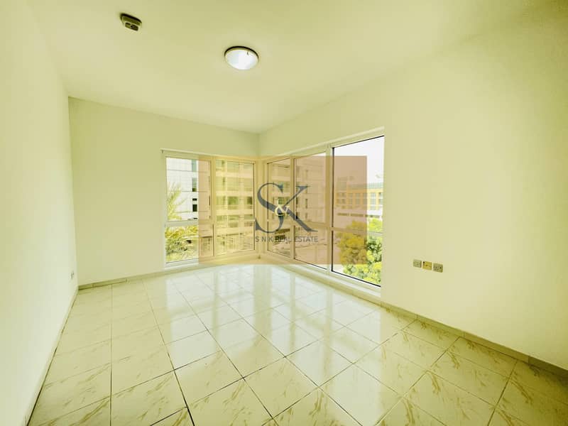 Near to Metro Station spacious apartment available￼