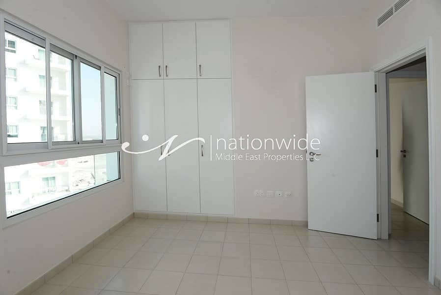 Two-story corner villa with a private pool and rooftop terrace. Large area, palace-style design, luxurious finishing. Freehold ownership for all natio