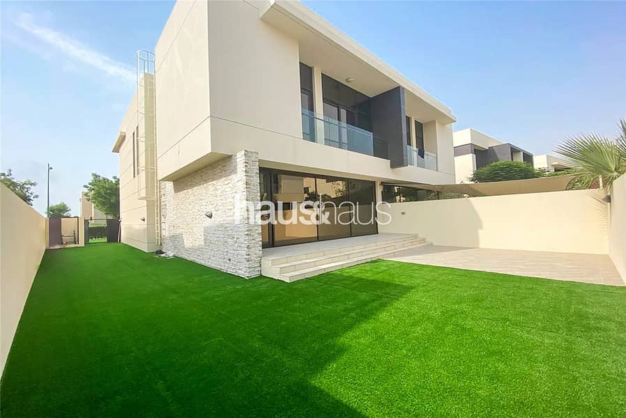 November Move | Single Row THK | Landscaped Garden