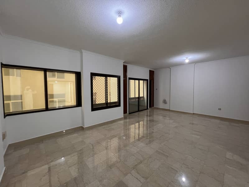 شقة في منطقة الكورنيش 3 غرف 73000 درهم - 6512761