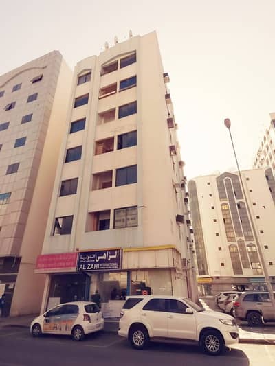 1 Bedroom Apartment for Rent in Um Tarafa, Sharjah - Big 1bedroom apartment rent shraja um altarafa