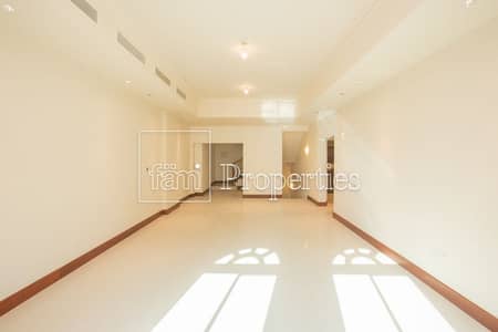 3 Bedroom Townhouse for Sale in Palm Jumeirah, Dubai - Rare Triplex 3BR Townhouse | Vacant