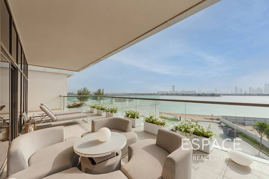 Resale | Exceptional Layout and Finishes | Sea View