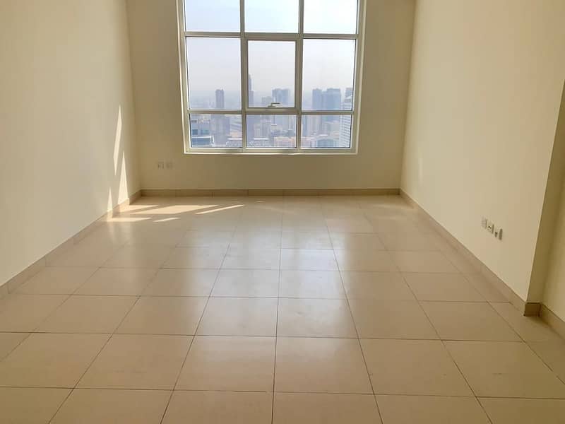 Luxury Three bedroom apartment available for rent with parking free with madroom