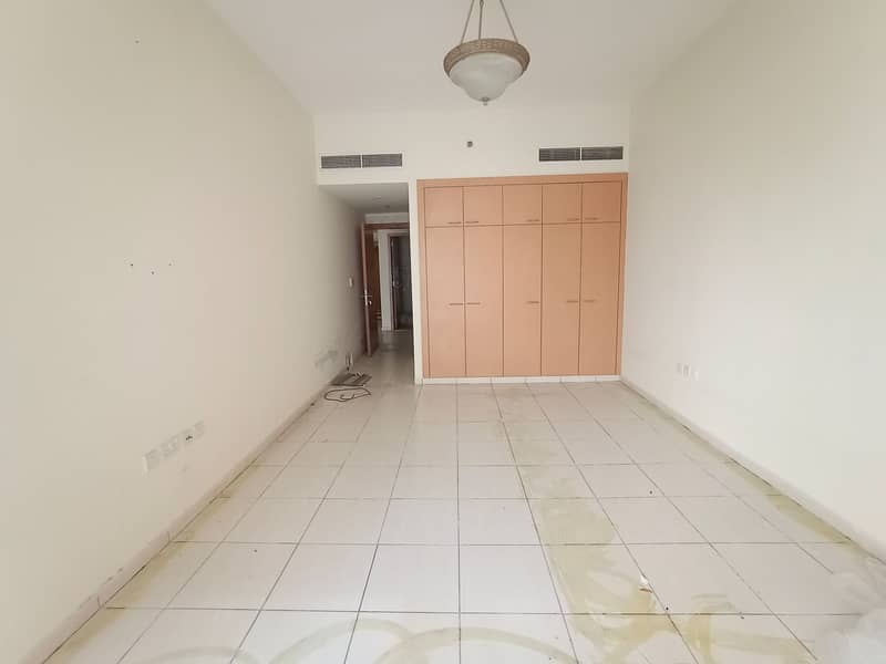 CLOSE TO METRO CHILLER FEREE SPACIOUS 1 BHK APARTMENT AVAILABLE WITH JYM POOL & PARKING
