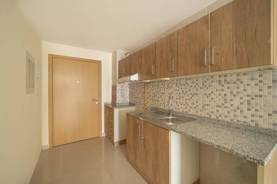 8 Balcony | Spacious | Fitted Kitchen