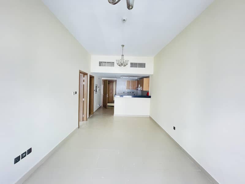 شقة في شارع الشيخ زايد 1 غرفة 47000 درهم - 6548007