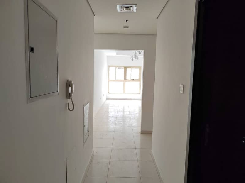 شقة في برج الزنبق،مدينة الإمارات‬ 1 غرفة 17000 درهم - 6462993