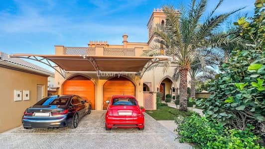 4 Bedroom Villa for Sale in Palm Jumeirah, Dubai - Exclusive | Fully Upgraded | Beach Access