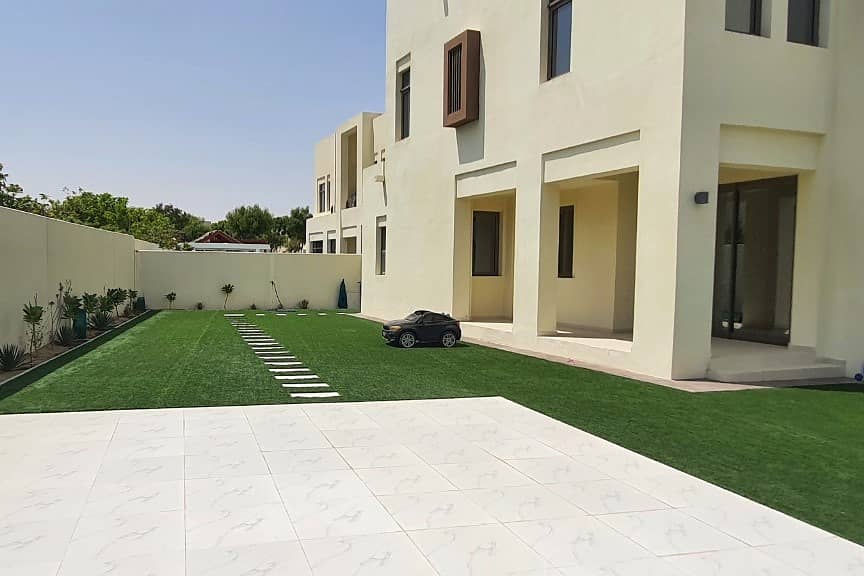 Immaculate Townhouse | Private Garden | Huge Plot