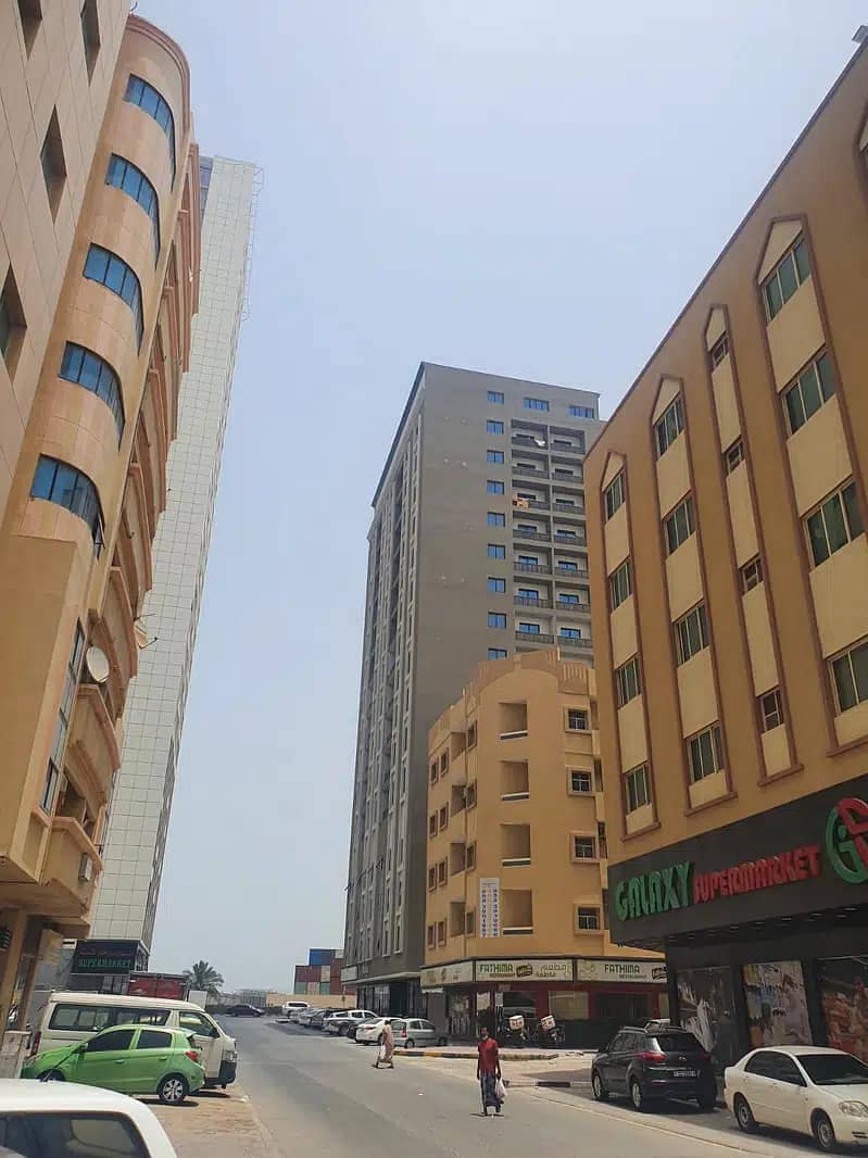 مبنى تجاري سكني على شارعين للبيع بالقرب من كل من المنطقة الحرة وممشى عجمان وميناء عجمان في ليوارة