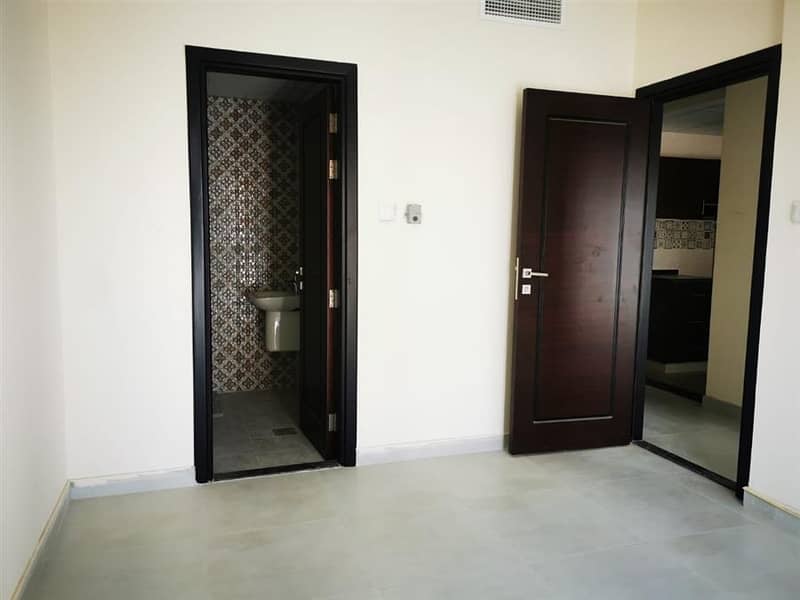 ONE BEDROOM CLOSED KITCHEN 750 SQFT FOR RENT 35000  AED