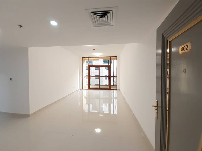 شقة في بناية جيجكو،تجارية مويلح 2 غرف 3500 درهم - 6561075