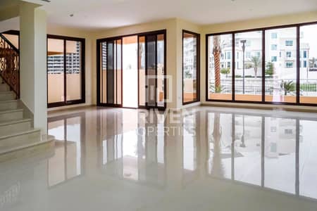 4 Bedroom Townhouse for Sale in Jumeirah Islands, Dubai - Spacious and Well kept w/ Full Lake View