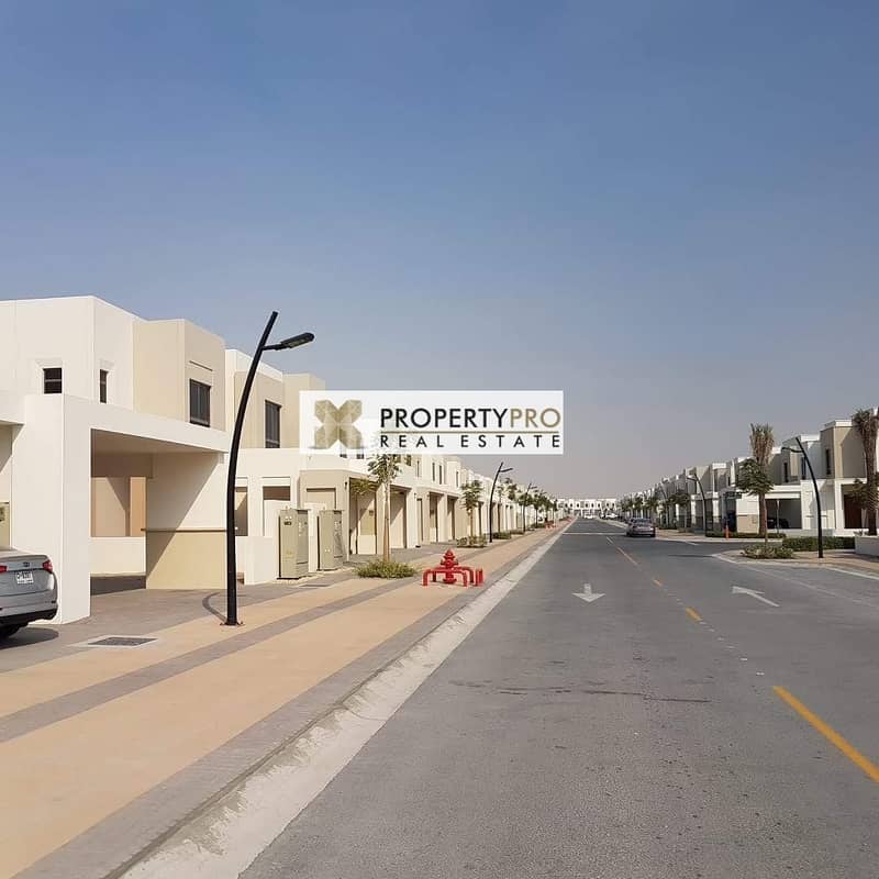 SUPER DEAL/ 3BR Villa in Town Square Dubai