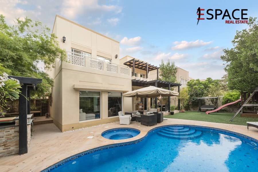 Lovely Upgraded 4 Bed with Private Pool