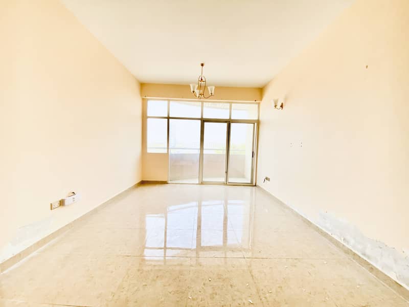 قريب من المترو!! 2BHK الخاعين!! شرفة!!. احجز الآن