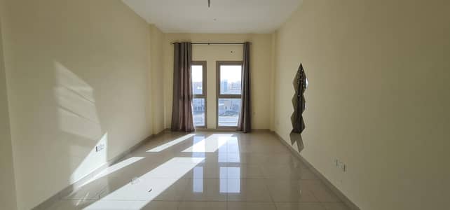 استوديو  للايجار في مويلح، الشارقة - شقة في الزاهية مويلح 23000 درهم - 6590067