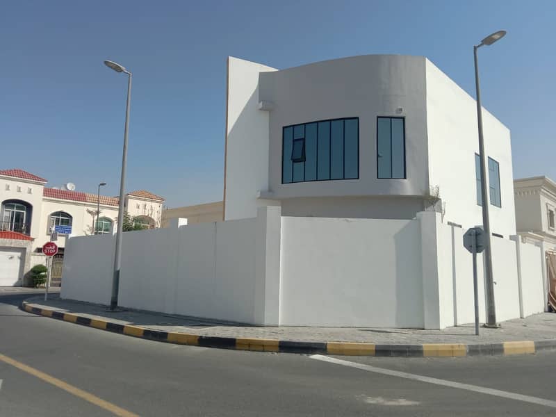 For sale a modern villa on 3 central air-conditioned streets in the Helwan area of ​​Sharjah