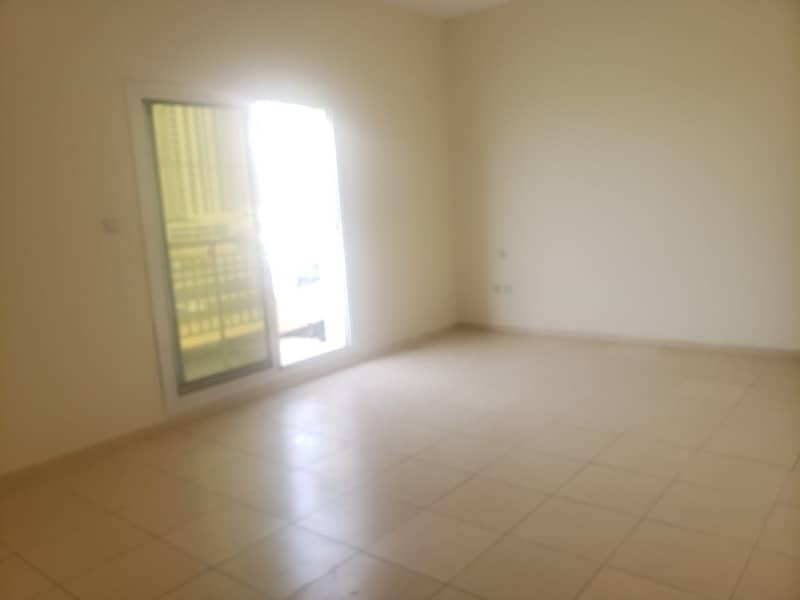 VACANT SPACIOUS 2 BEDROOM 1069 SQFT FOR SALE 540,000 AED