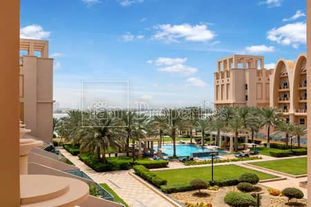 1 Bedroom Flat for Rent in Palm Jumeirah, Dubai - Spacious 1BR with Pool and Beach Access