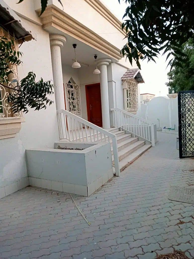 HUGE VILLA GROUND FLOOR 3 BEDROOMS HALL MAJLIS COVERED PARKING MAIN ROAD . .