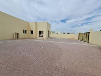 4 Bedroom Townhouse for Rent in Al Shamkha, Abu Dhabi - Splendid Mulhaq  Four Bedrooms Maid-Room Hall Big Yard for rent at Al Shamkha South