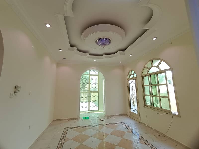 5000 sq. ft villa mowaihat 2,roed 5 bedroome hall majlisa,veery good price,without the first payment