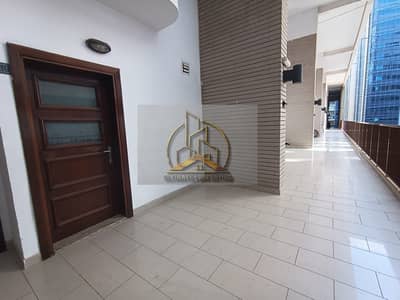 فلیٹ 4 غرف نوم للايجار في الخالدية، أبوظبي - شقة في برج الكورنيش الخالدية 4 غرف 90000 درهم - 6613383