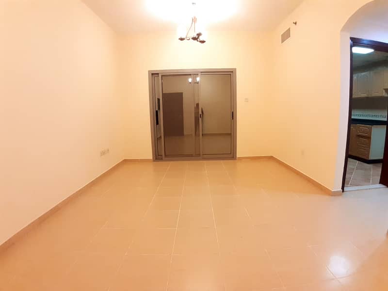 بالقرب من NMC Spacious 1 BHK Huge Hall Big Room Big Room Balcony Wardrobes وقوف السيارات مع جميع المرافق فقط 33k