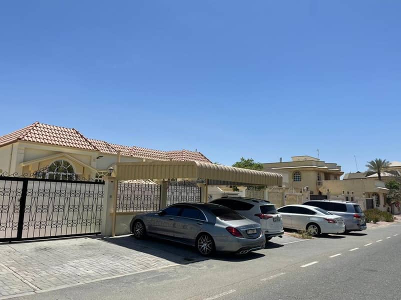 Residential 2  villa complex for sale in Mirdif with best price / incme 170 k