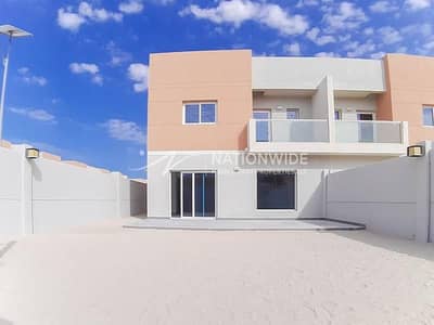 3 Bedroom Villa for Sale in Al Samha, Abu Dhabi - Rest and Relax In This Warm and Spacious Villa