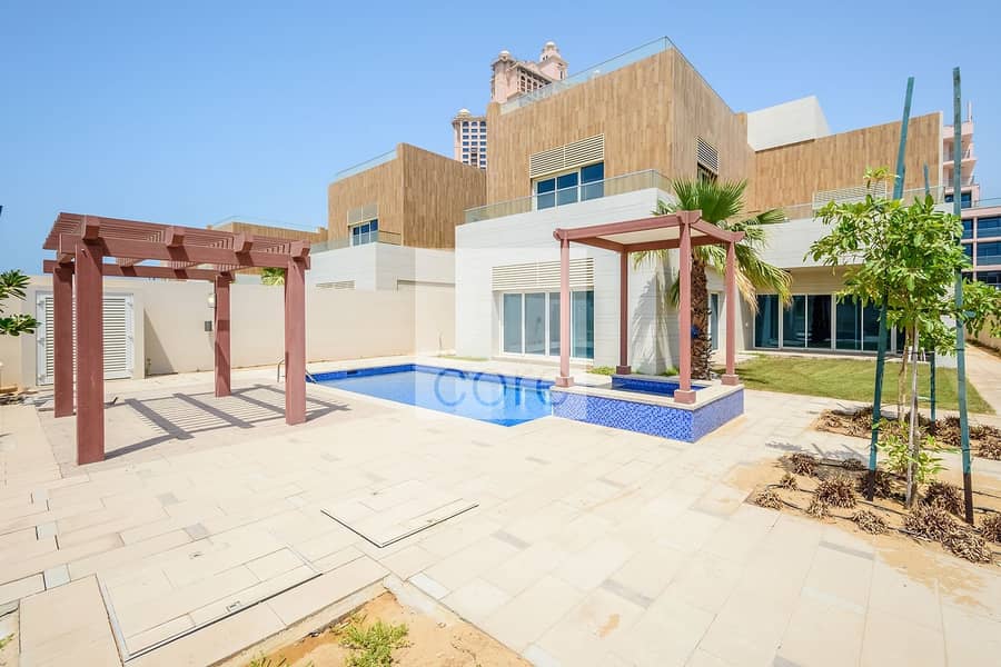 Contemporary Five bedroom villa with pool