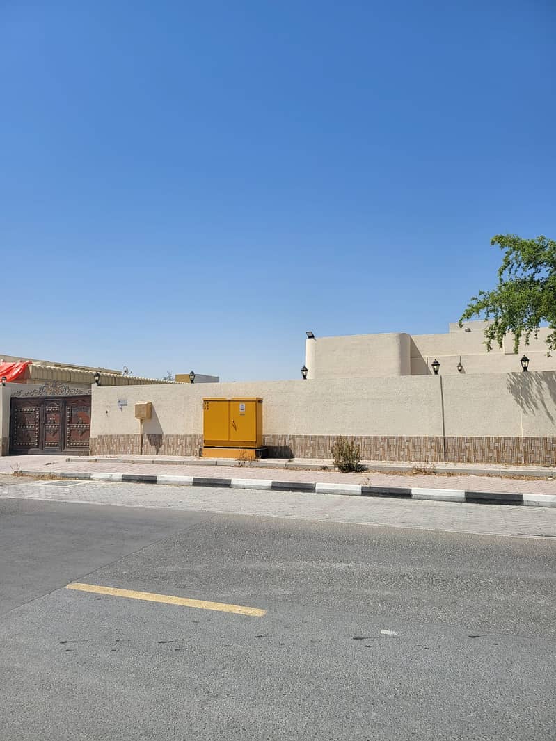 For sale villa in Al Quoz  ground floor   An area of ​​12,000 feet   7 room