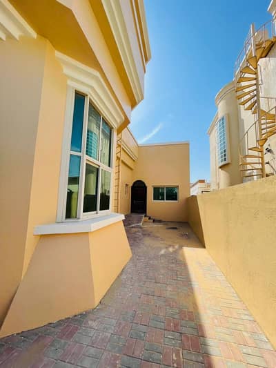 For rent, a ground floor villa in Al Hamidiyah, 5 rooms, a board, a hall, a kitchen, with a maid’s room, with split air conditioners, required 85 thou