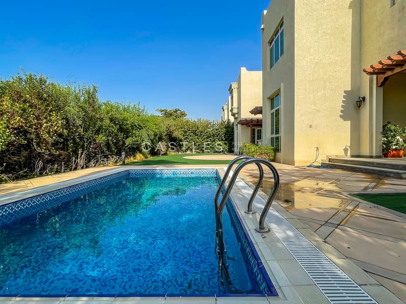 Villa With Private Pool In Jumeirah Islands