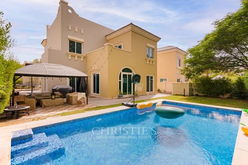 5 Bedroom Villa  with pool, Park view, Vacant on transfer